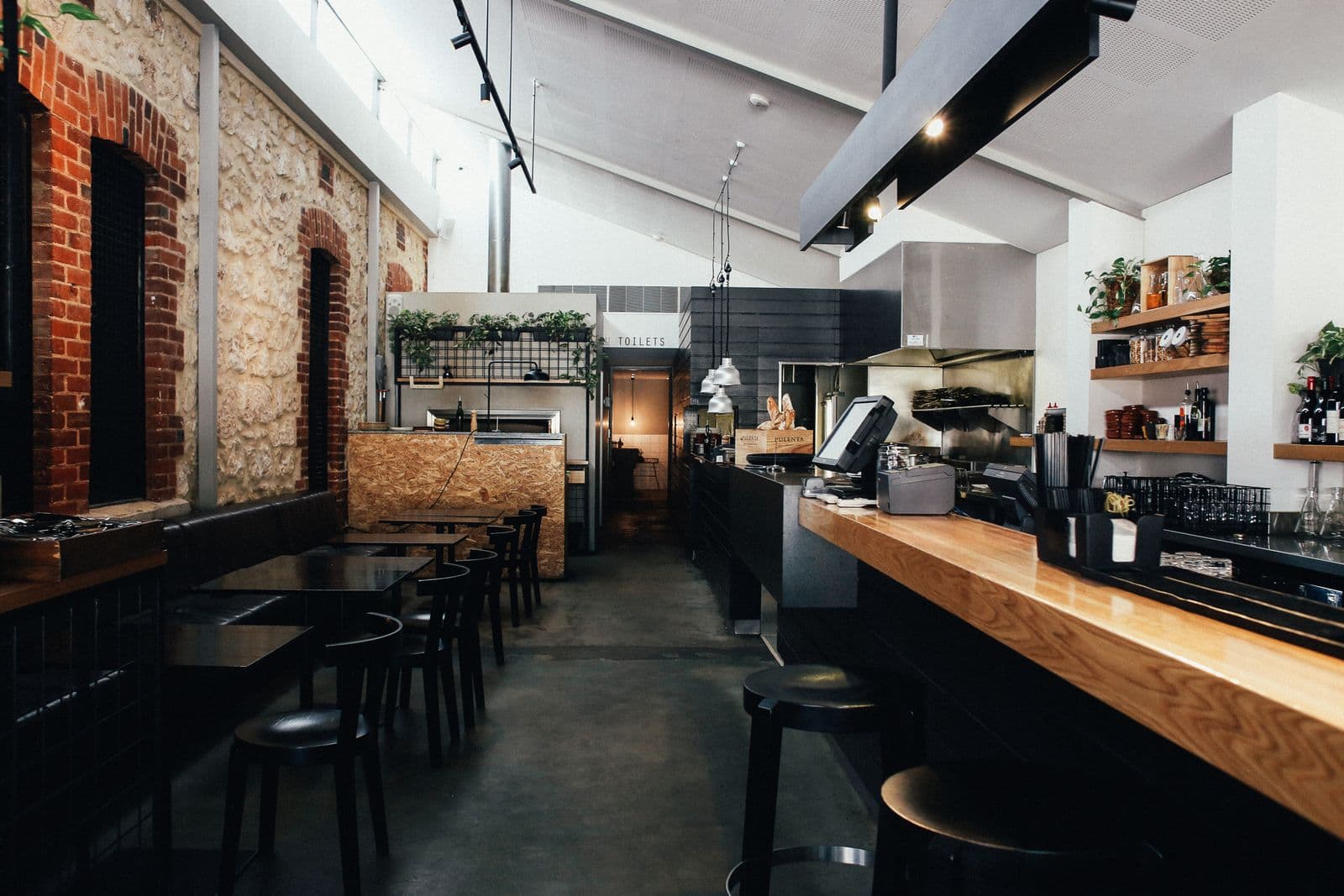 Barra y cocina a la vista