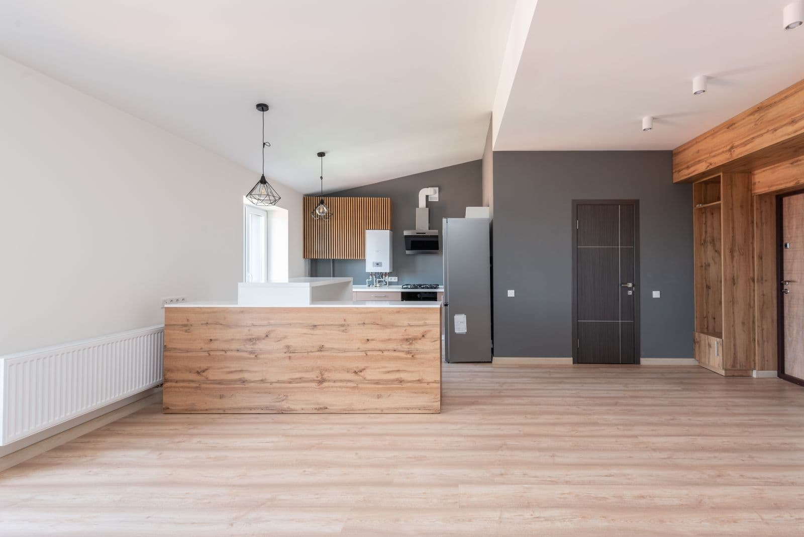 Cocina con barra de madera