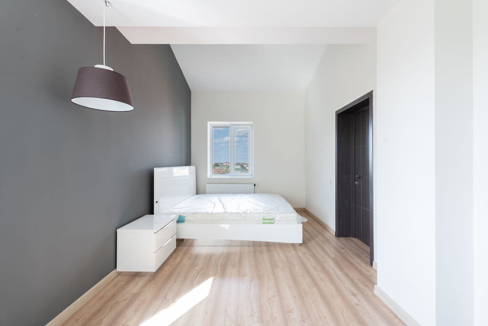 Dormitorio con ventana