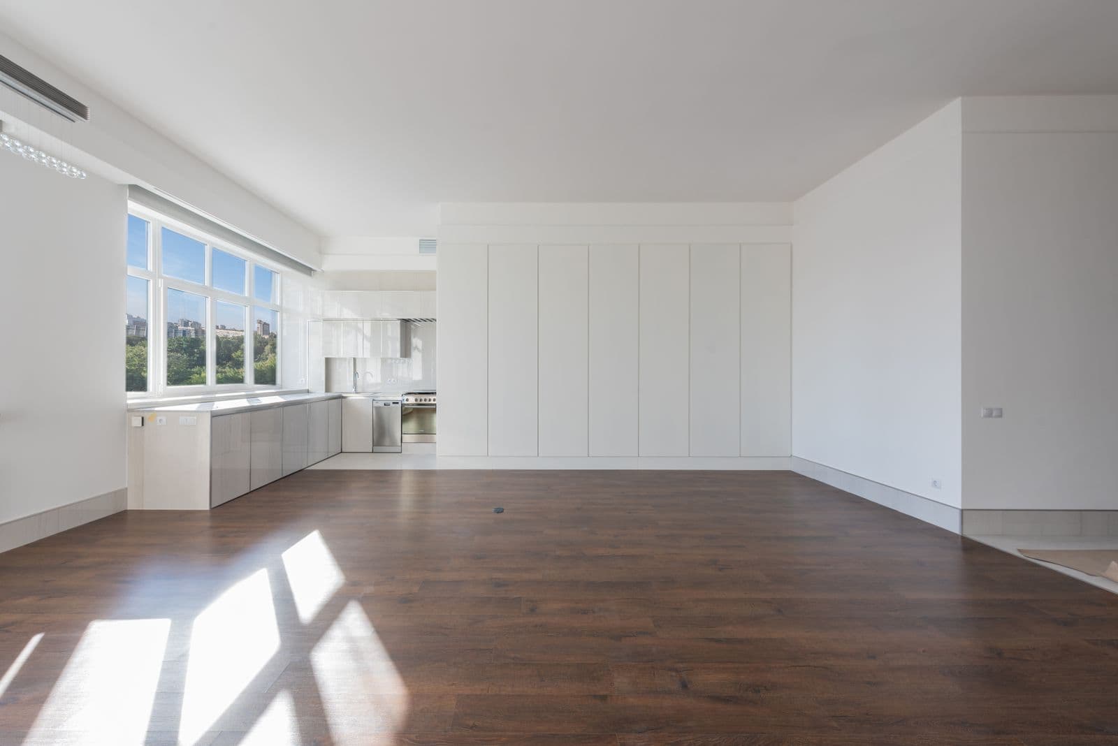 Living y comedor, piso de madera