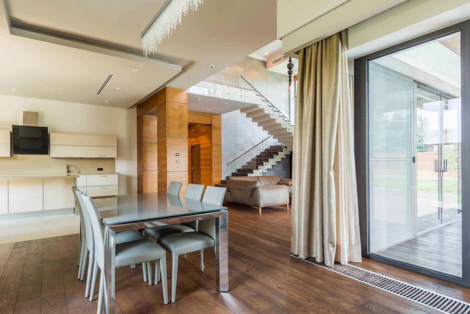 Comedor con salida al jardín y la escalera al fondo