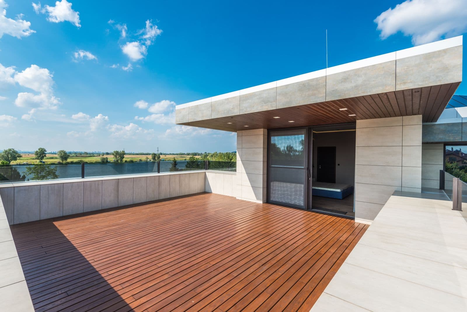 Terraza con deck de madera en la planta alta